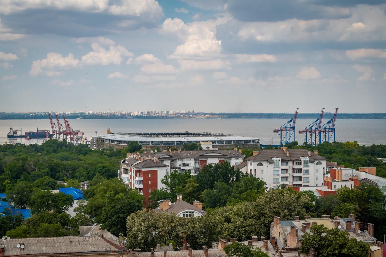 Flat with the sea view Lägenhet Odessa Exteriör bild